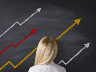 Frau-Tafel-positive-Pfeile-129825099-FO-Creative-Touch