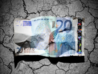 Zerknuellter-Zwanzig-Euro-Schein-39403928-FO-windu