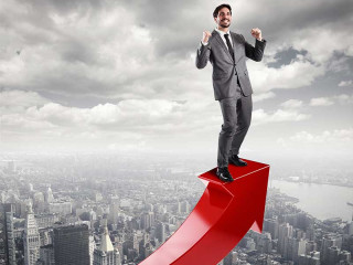 mann-freut-sich-auf-kurve-nach-oben-132765805-FO-alphaspirit