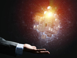 Anzugtraeger-Hand-digitaler-Wuerfel-148875960-FO-adam121