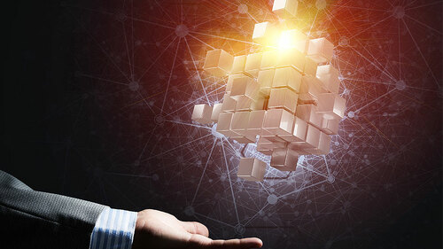 Anzugtraeger-Hand-digitaler-Wuerfel-148875960-FO-adam121