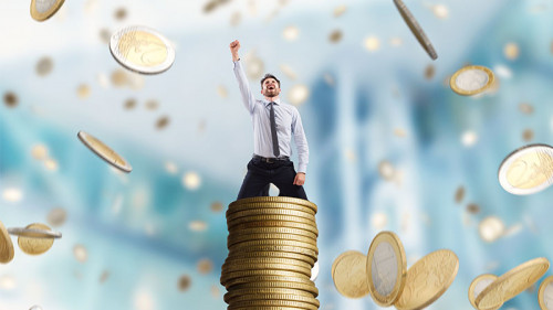 Anzugtraeger-auf-Muenzstapel-Geldregen-149649989-FO-alphaspirit