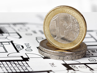 Muenzstapel-auf-Bauplan-74014889-FO-Edler-von-Rabenstein