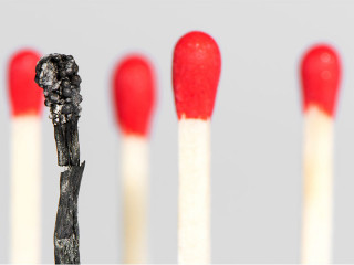 Streichhoelzer-intakt-und-abgebrannt-89132796-FO-foto-tech