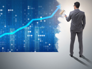 Anzugtraeger-malt-Boersenkurs-163700473-FO-Elnur