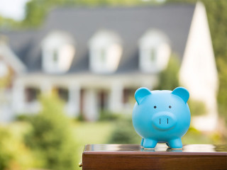 Sparschwein-vor-Haus-71113157-FO-pathdoc