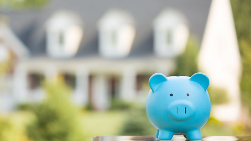 Sparschwein-vor-Haus-71113157-FO-pathdoc