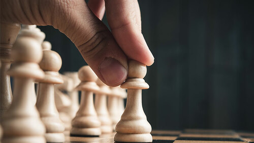 Hand-Bauer-Schachbrett-105097903-FO-dimasobko