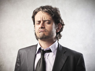 Anzugtraeger-misstrauisch-43913361-FO-olly