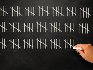 Hand-Kreide-Striche-Tafel-62614478-FO-Juergen-Faelchle