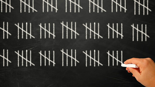 Hand-Kreide-Striche-Tafel-62614478-FO-Juergen-Faelchle