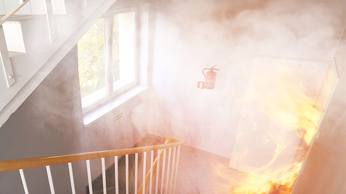 Feuer-und-Rauch-in-Treppenhaus-83105990-FO-ambrozinio