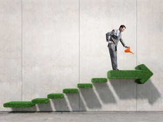 mann-giesst-gruene-pfeil-treppe-105070783-FO-Sergey-Nivens