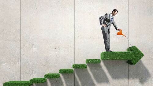 mann-giesst-gruene-pfeil-treppe-105070783-FO-Sergey-Nivens