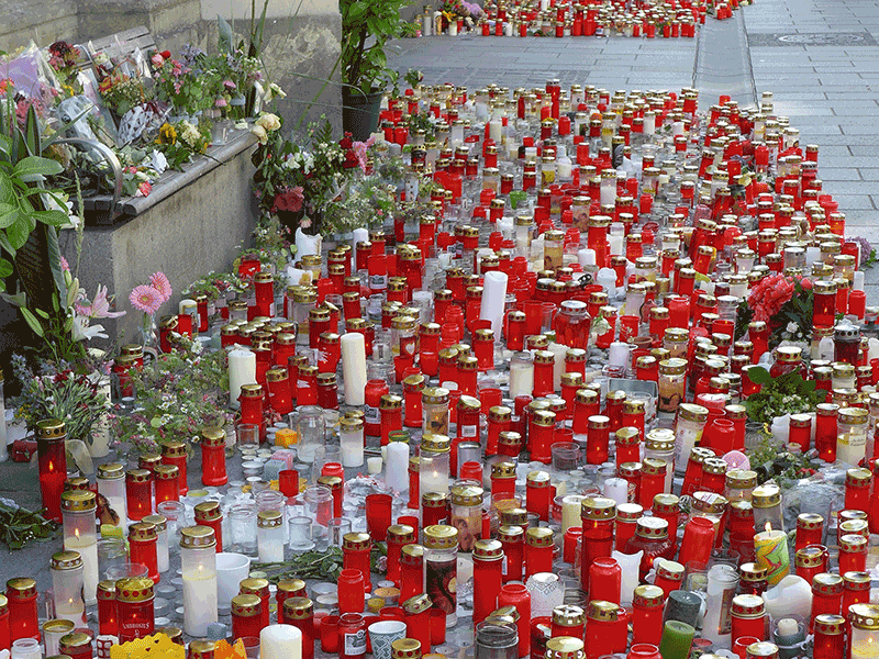 grabkerzen-opfer-gedenen-Wiki-Commons-Dnalor-01-CC-BY-SA-3-0