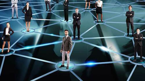 business-leute-auf-digitalem-netzwerk-70007238-FO-alphaspirit