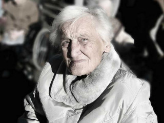 alte-frau-rache-gesichtsausdruck-100342-PB-geralt