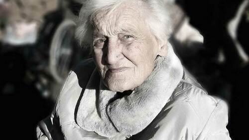 alte-frau-rache-gesichtsausdruck-100342-PB-geralt