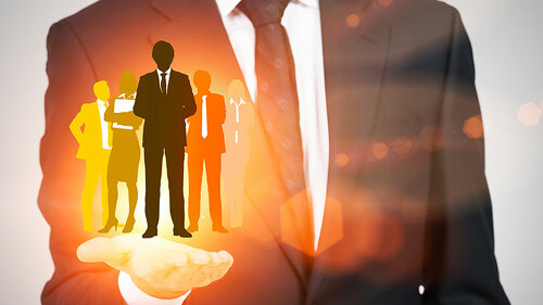 Anzugtraeger-Figuren-in-Hand-110616724-FO-denisismagilov