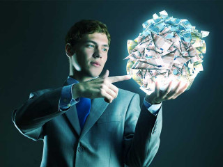 mann-zeigt-auf-geldscheine-leuchten-66253890-FO-Sergey-Nivens