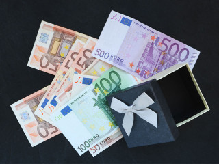 Geldscheine-Geschenkschachtel-134370163-FO-lefebvre-jonathan