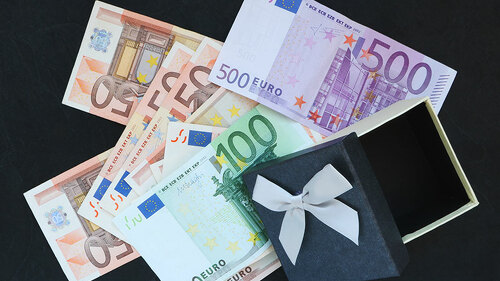 Geldscheine-Geschenkschachtel-134370163-FO-lefebvre-jonathan