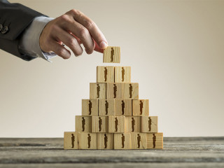 Hand-Holzkloetzchen-Koepfe-166037896-FO-Gajus