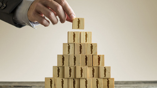 Hand-Holzkloetzchen-Koepfe-166037896-FO-Gajus