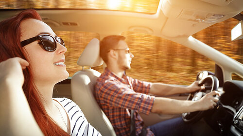 Paar-im-Auto-Herbst-172146875-FO-magdal3na