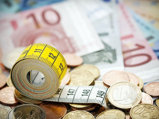 Maßband-auf-Geld-20655911-FO-Frog-974