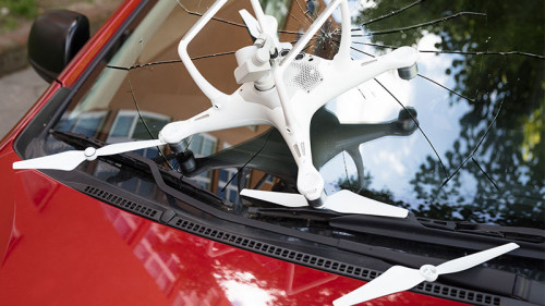 Drohne-auf-Windschutzscheibe-169077730-FO-Andrey-Popov