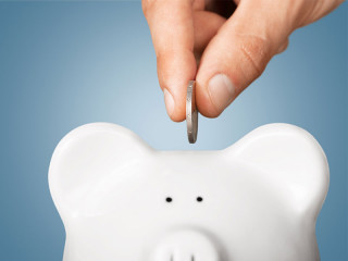 Hand-Muenze-Sparschwein-98595953-FO-BillionPhotos-com