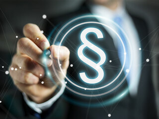 Anzugtraeger-umkreist-digitales-Paragraf-Symbol-157497172-FO-sdecoret