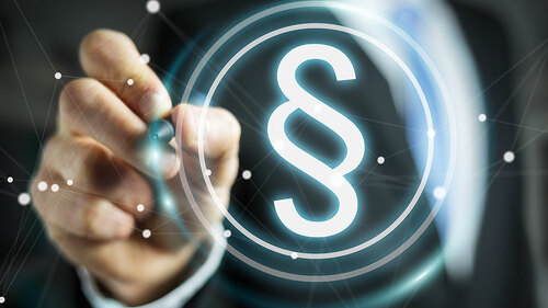 Anzugtraeger-umkreist-digitales-Paragraf-Symbol-157497172-FO-sdecoret