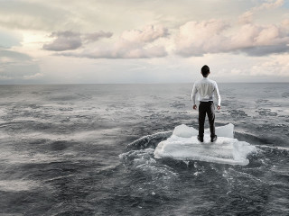 Anzugtraeger-auf-Eisscholle-174366301-FO-Sergey-Nivens