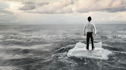 Anzugtraeger-auf-Eisscholle-174366301-FO-Sergey-Nivens