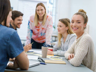 Team-Meeting-154324689-FO-contrastwerkstatt