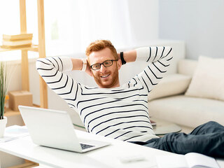 Mann-laecheln-entspannt-Laptop-118091737-FO-Viacheslav-Iakobchuk