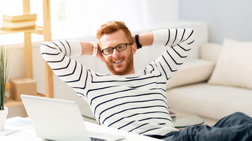 Mann-laecheln-entspannt-Laptop-118091737-FO-Viacheslav-Iakobchuk