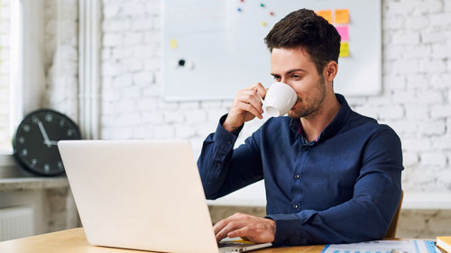 Freelancer-Laptop-Kaffee-165342662-FO-baranq