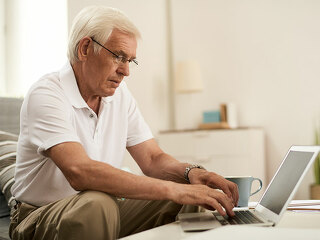 Senior-am-Laptop-169377064-FO-seventyfour