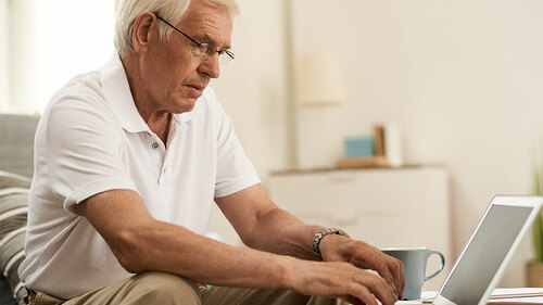 Senior-am-Laptop-169377064-FO-seventyfour