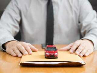 Anzugtraeger-Unterlagen-Auto-148004630-FO-Narong-Jongsirikul