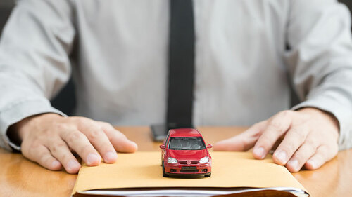 Anzugtraeger-Unterlagen-Auto-148004630-FO-Narong-Jongsirikul