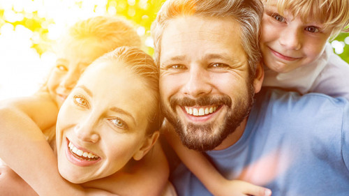 Happy-family-173535400-FO-Robert-Kneschke