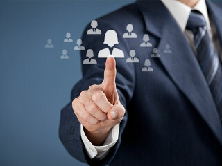 Anzugtraeger-zeigt-auf-Koepfe-49594180-FO-Jakub-Jirsák