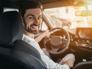 Laechelnder-Fahrer-162228785-FO-Vasyl