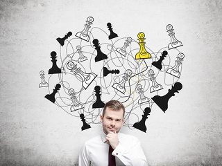 Anzugtraeger-Schachfiguren-106341988-FO-denisismagilov