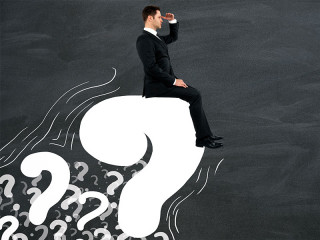 Anzugtraeger-sitzt-auf-Fragezeichen-163008910-FO-peshkov