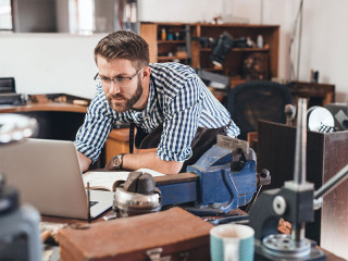 Handwerker-vor-Laptop-119404519-FO-mavoimages